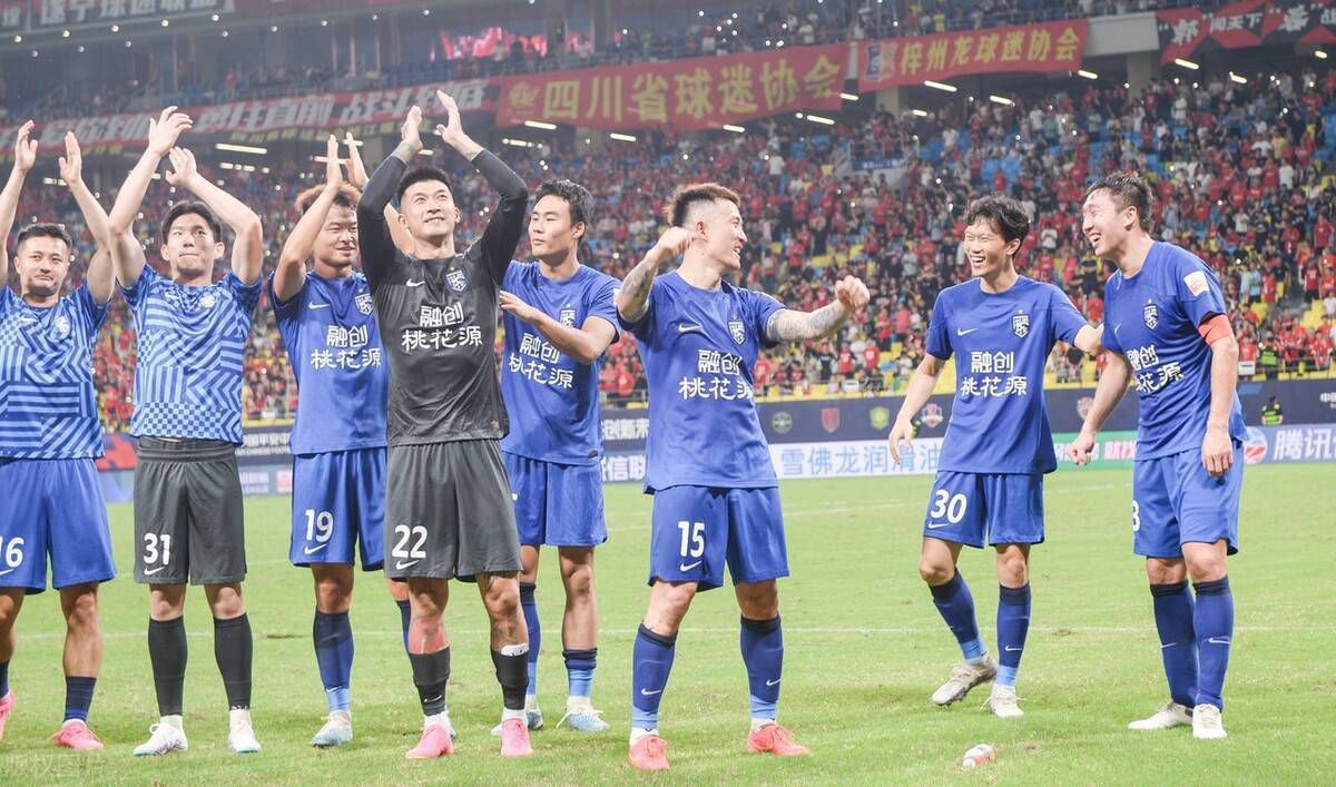 令人感觉赏心悦目的光线，白日中的时光，一一都被拘禁入都市的例行公事中光线也是后现代的，而且只是复制诸多意象过程中的附属物。